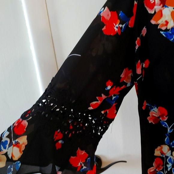 Floral blouse with filigree on sleeves - Picture 2 of 3